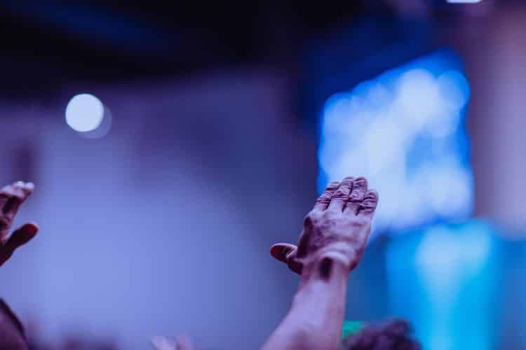 Imagen destacada de Adorando al Dios que está presente